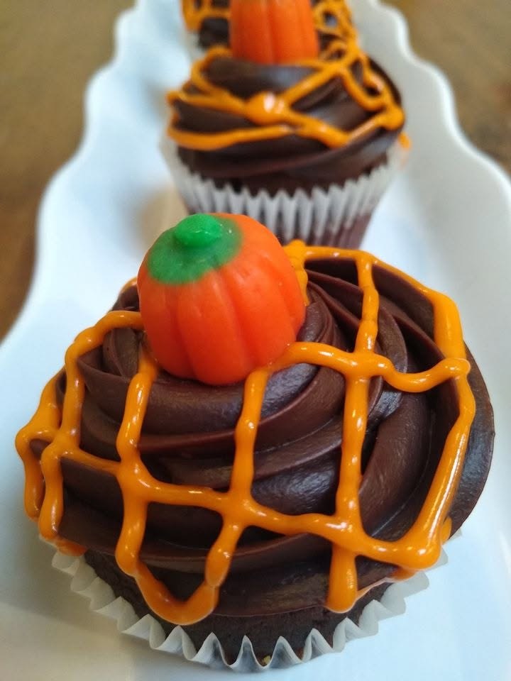 Halloween cupcakes with pumpkin decorations