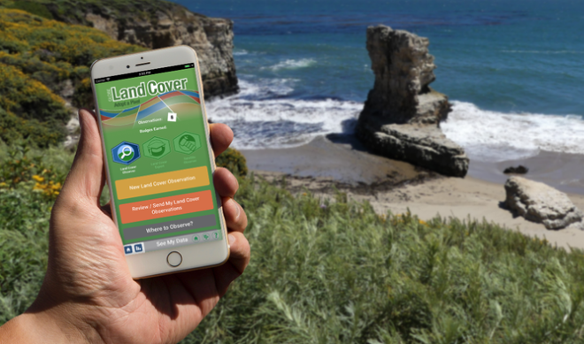 Aplicación GLOBE Observer en la mano de alguien al aire libre.