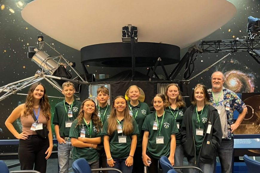 Estudiantes de secundaria de Montana con su maestra.