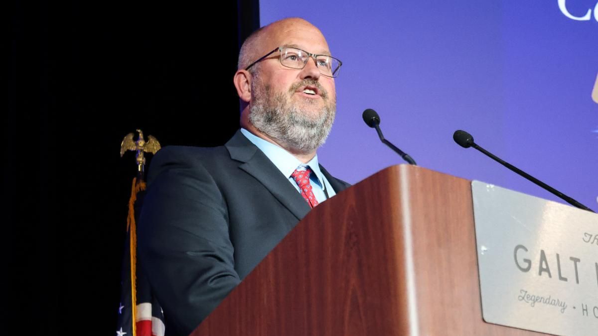 Jeremy Buchanan accepts the 2026 Peggy Satterly Spirit of Kentucky Award