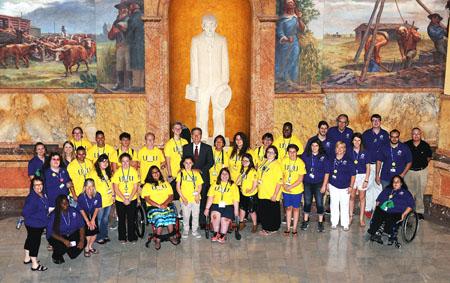 Delegates and volunteers at the 2017 KSYLF take a photo with Governor Brownback in the Capital