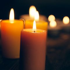 Photo of yellow candles burning. Foto de velas amarillas encendidas