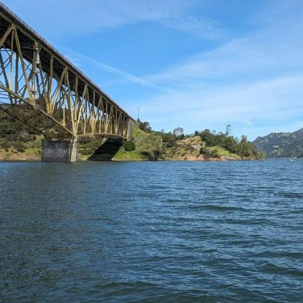 Photo of Lake Sonoma and the bridge with water levels full - Foto del lago Sonoma y el puente con el nivel de agua lleno