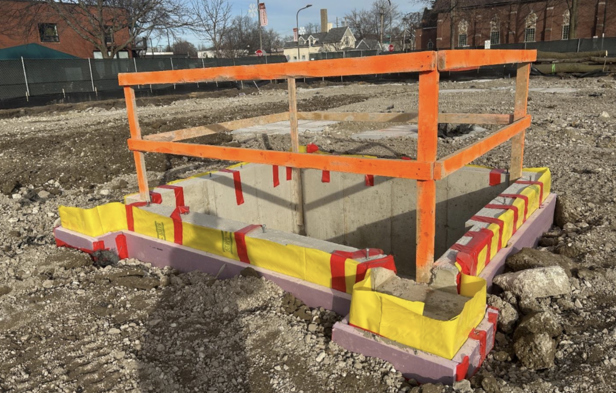 Se está creando una base de hormigón especial para el futuro hueco del ascensor.