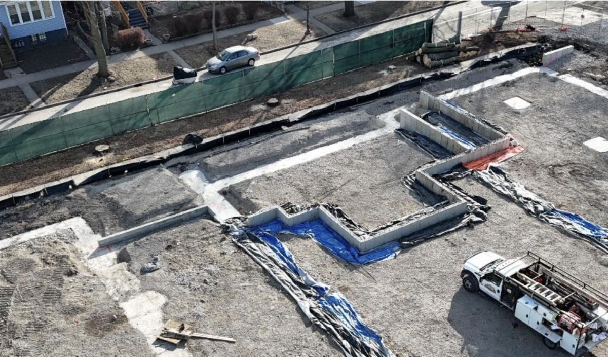 Las primeras paredes oficiales construidas para la escuela proporcionan la base para el futuro escenario en la cafetería de la escuela.