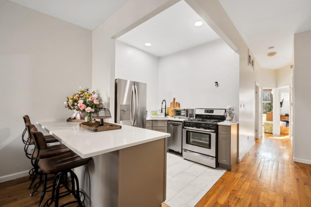 **INVESTMENT EDITION 3,4,8 Units and mixed use buildings for sale