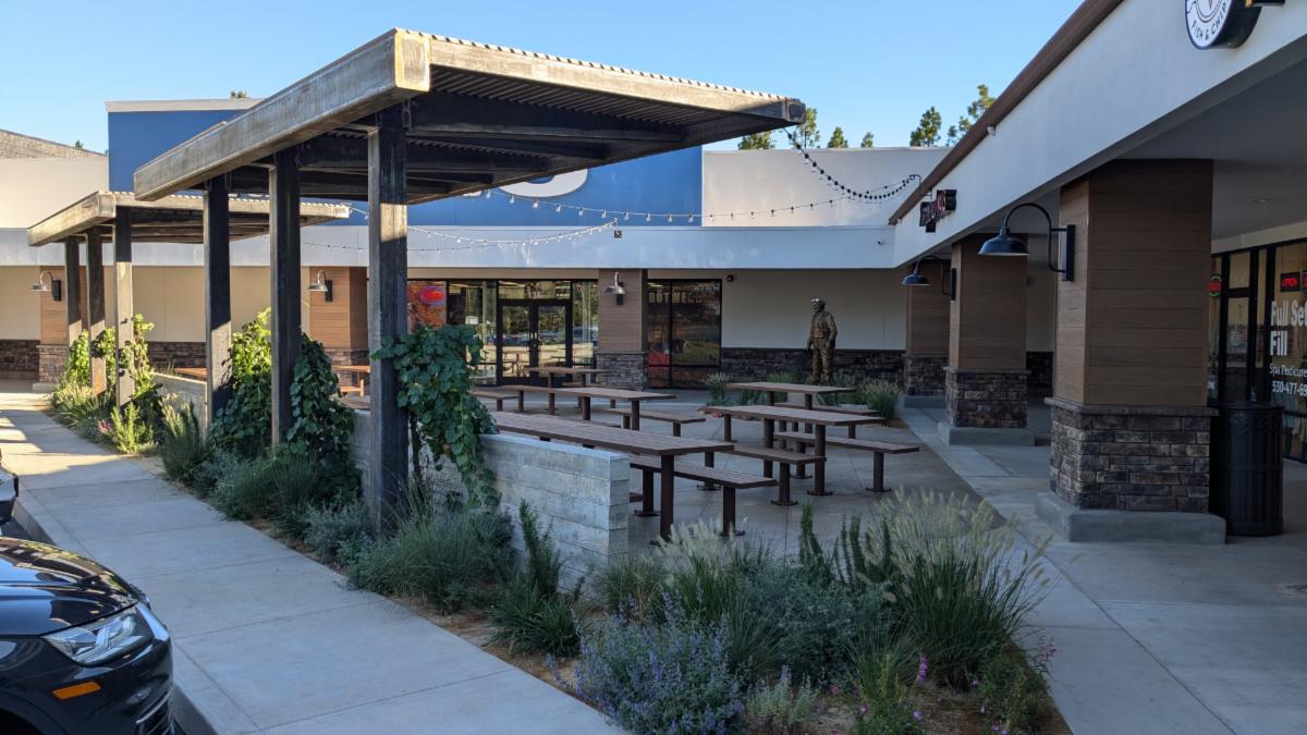 McKnight shopping Outdoor Dining