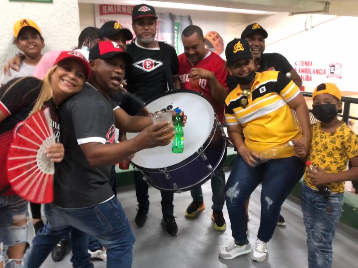 Escogido and Aguilas fans