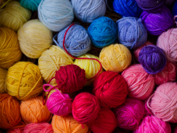 balls of yarn in the colors of the spectrum