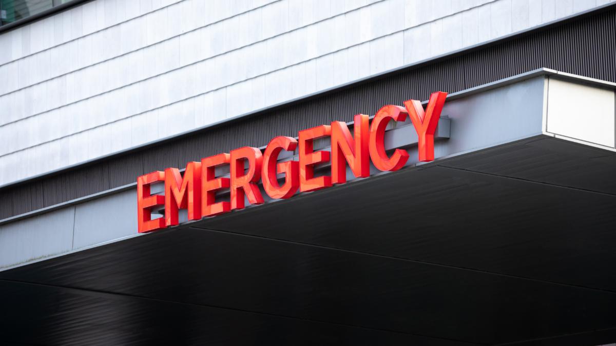A color photo showing an emergency room sign. Credit: Shutterstock
