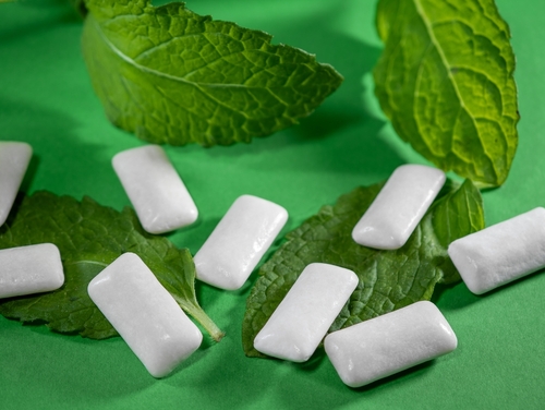 Spearmint flavored chewing gum with xylitol
