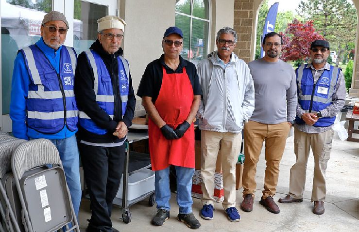 Six clinic volunteers including chefs of cooked meals served during the weekend.