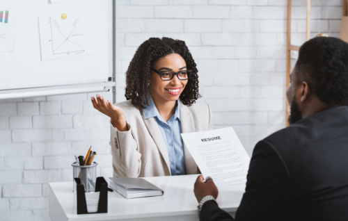 a human resource analyst talking to a coworker