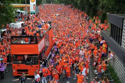 Crowd of fans in orange during a fan walk