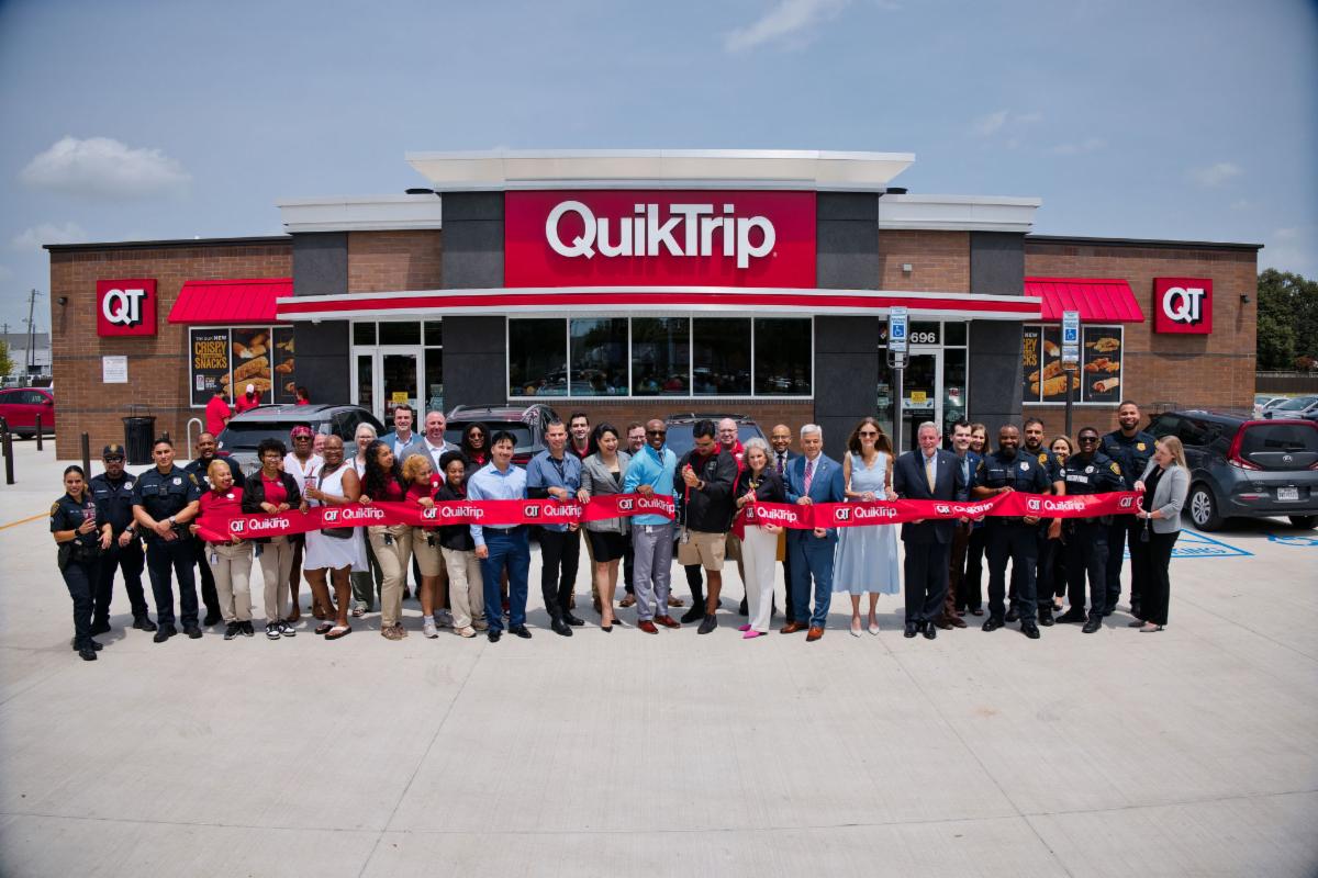 QuikTrip ribbon cutting