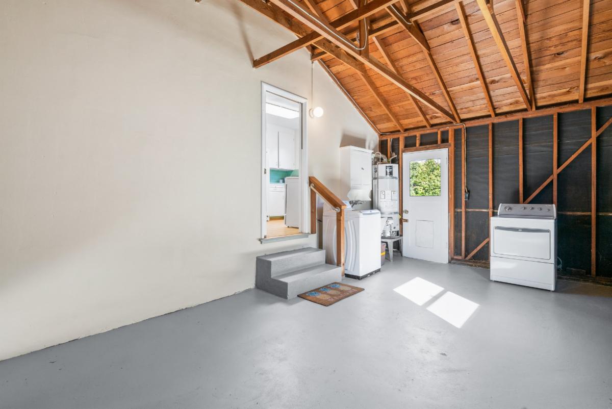 Coveted Seabright, Santa Cruz! 1Level home on huge parcel!