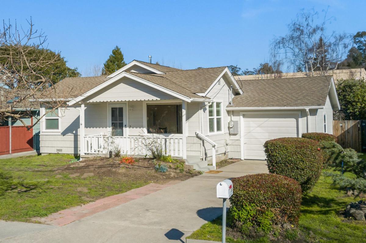 Coveted Seabright, Santa Cruz! 1Level home on huge parcel!