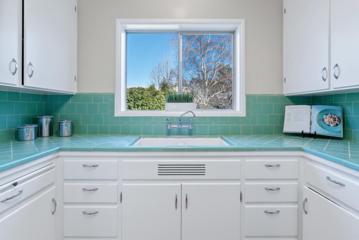 Coveted Seabright, Santa Cruz! 1Level home on huge parcel!