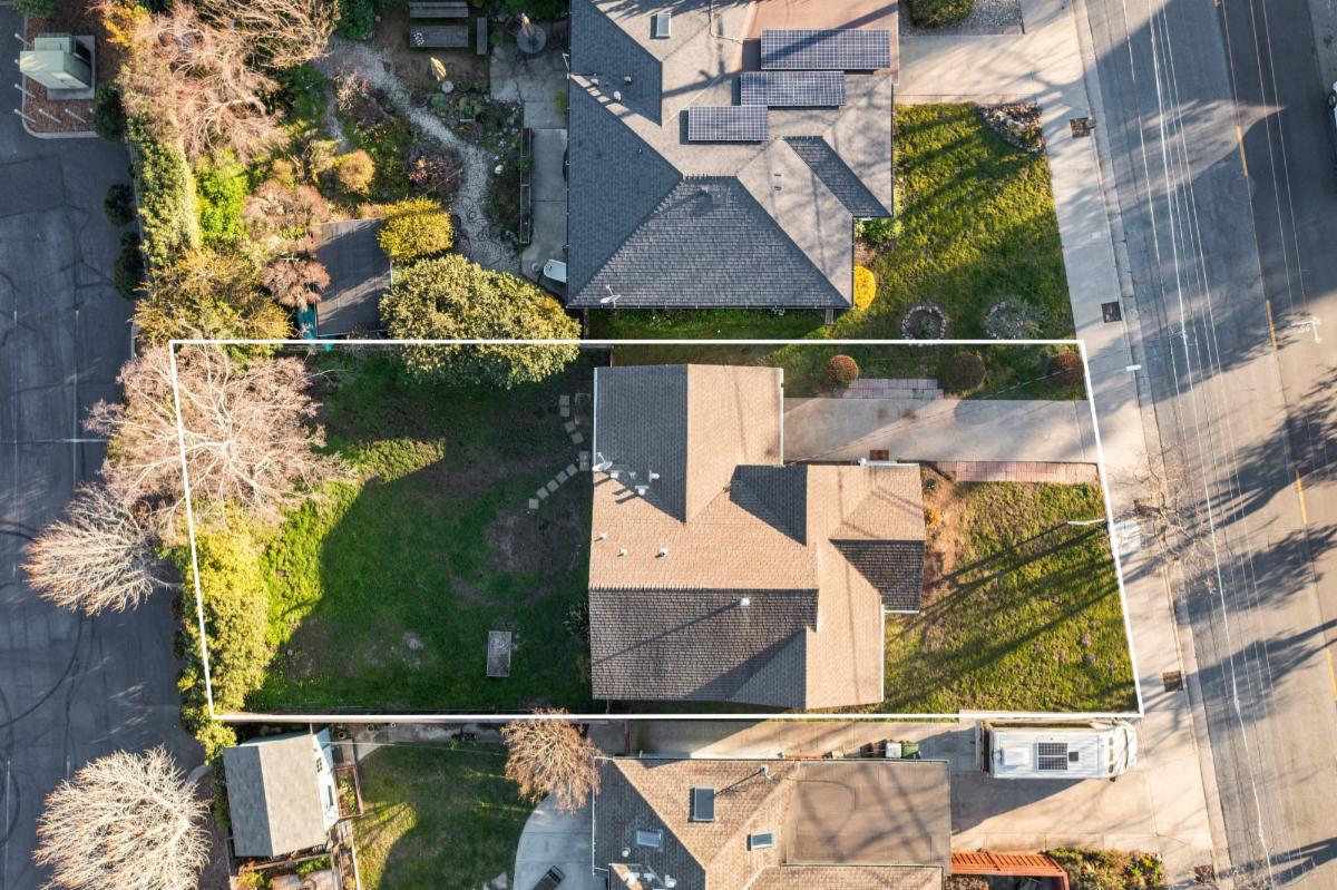 Coveted Seabright, Santa Cruz! 1Level home on huge parcel!