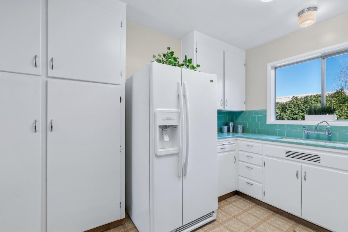 Coveted Seabright, Santa Cruz! 1Level home on huge parcel!