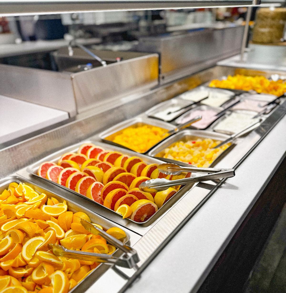 Fruit in the dining halls is ready for self-service.