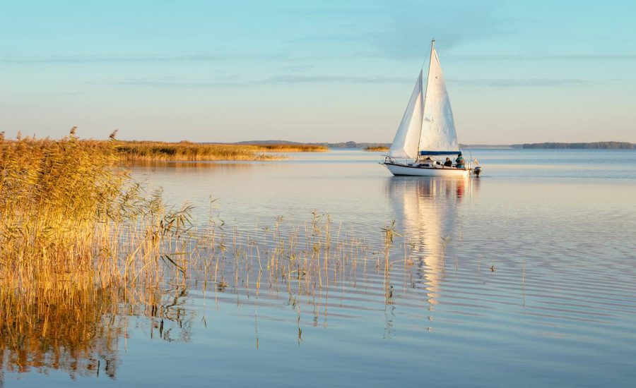 Sail-Boat-on-Lake-with-Warm-Sun-900x550.jpg
