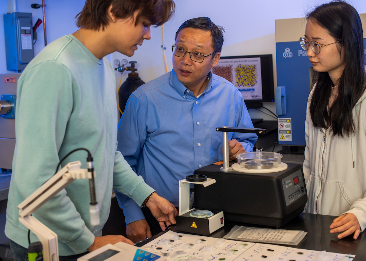 Dr. Jincheng Du working with students in his lab