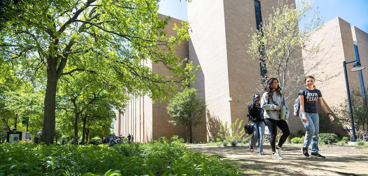 Students walking outside Willis Library