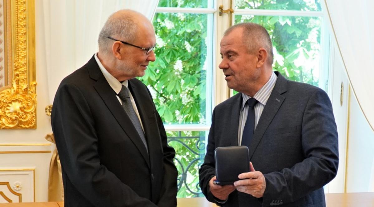 UNT mathematics professor Mariusz Urbanski receiving SierpiÅski Medal