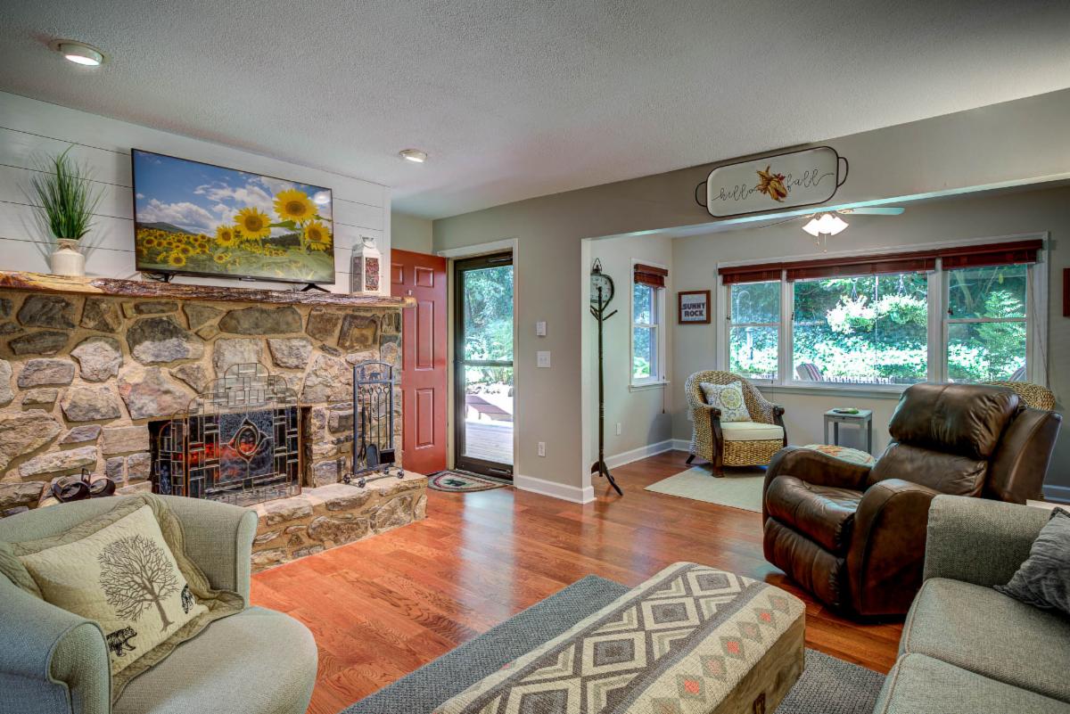 Fully furnished, turn key condo in downtown Blowing Rock