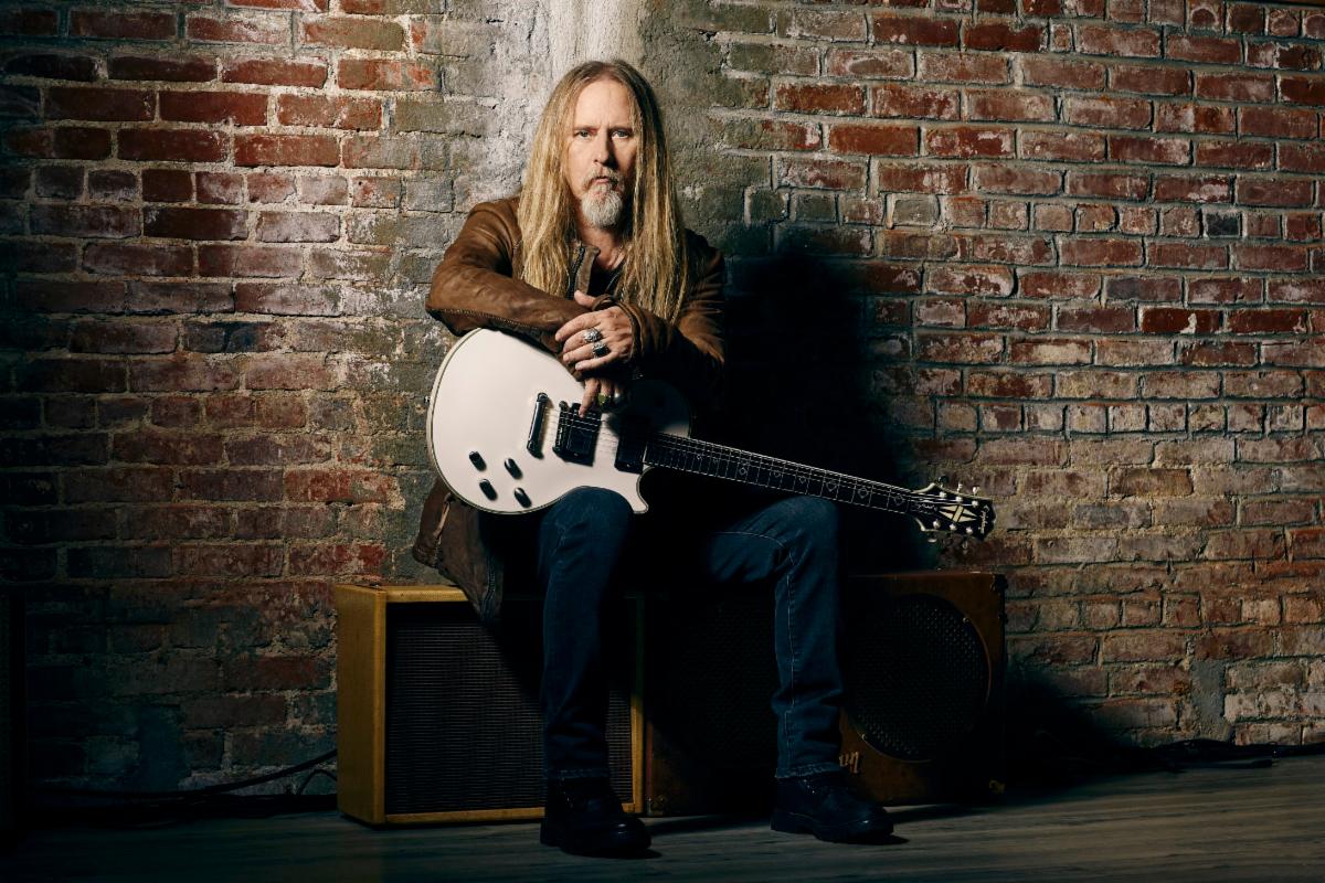 JerryCantrell_Gibson22_JW_372_Large_V1.jpg