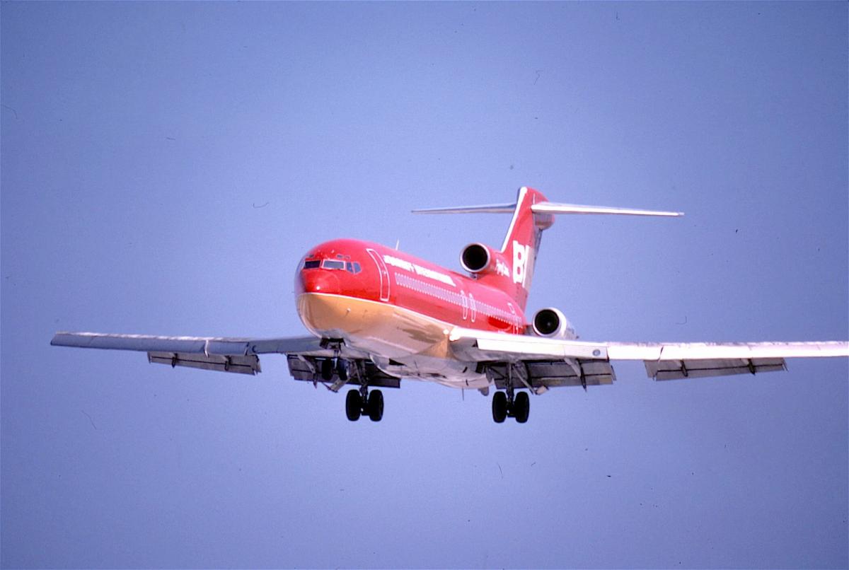 BI727-200RedTwoToneLandingDFW1979.jpg