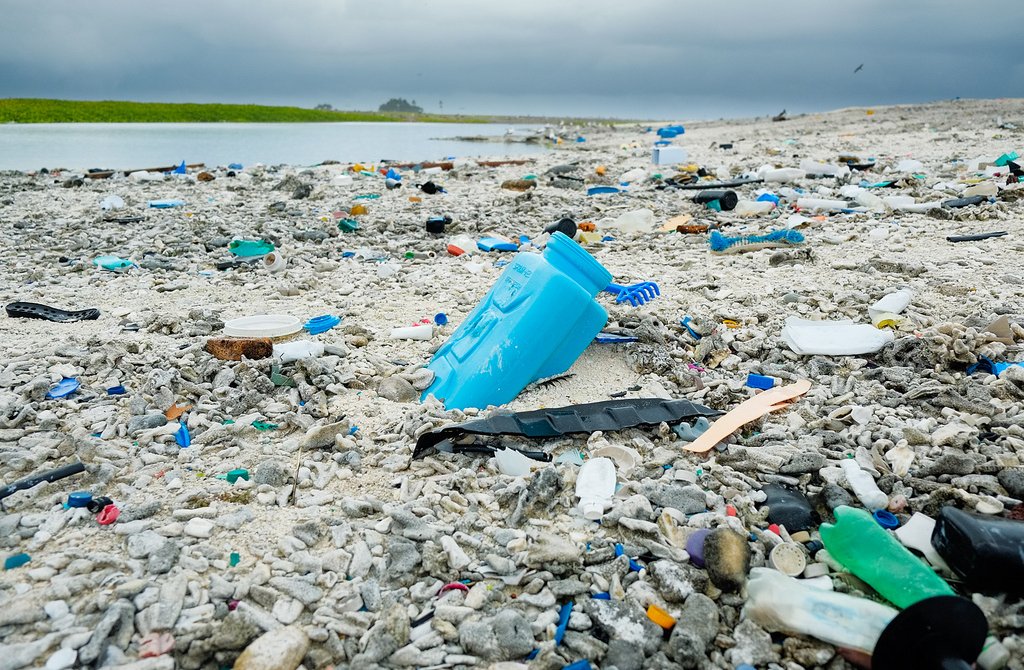 plastic_beach_uk_flickr.jpg__1500x670_q85_crop_subsampling-2.jpg