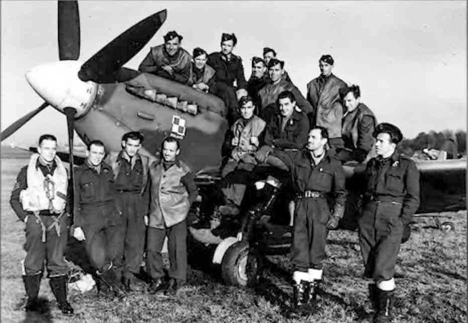 Polish WWII soldiers with airplane
