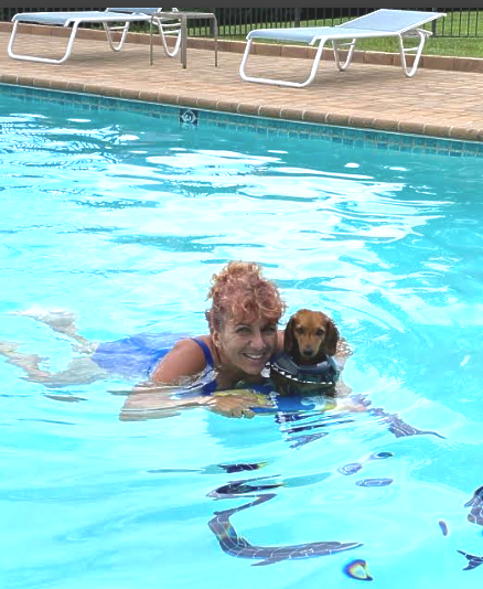 suz & lupini in pool