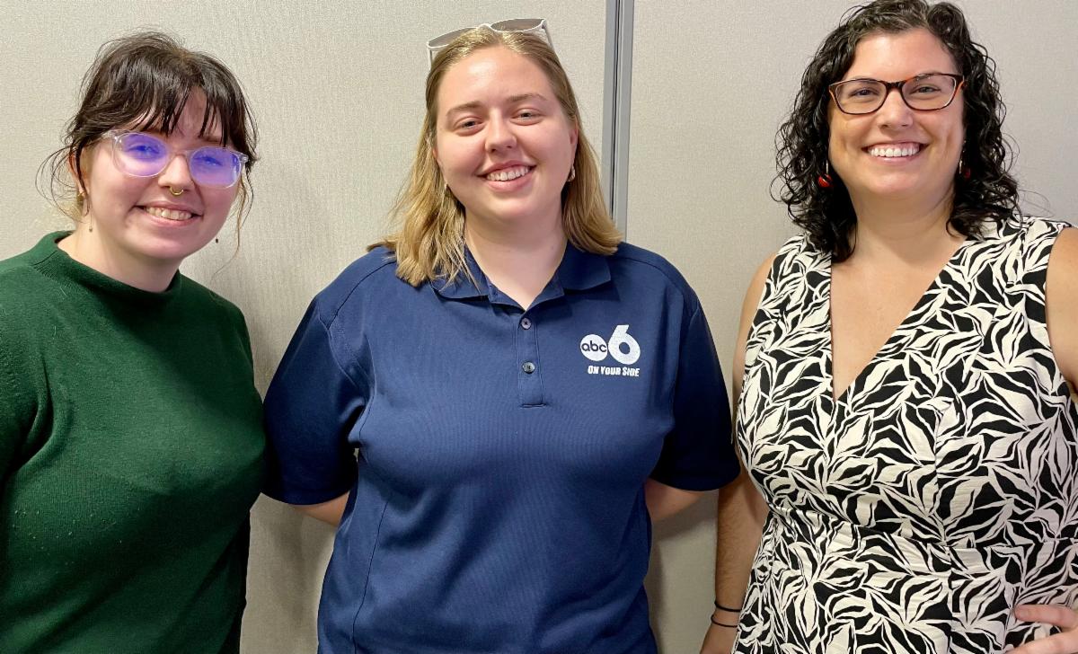 Pro journalists mentor âChimesâ staff at annual retreat