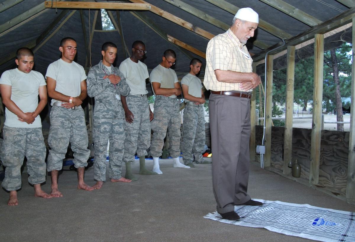 Muslim Air Force Academy Cadets praying