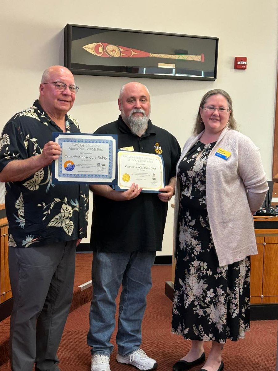 Councilmembers McVey and Eckert receiving their certificates in Municipal Leadership.