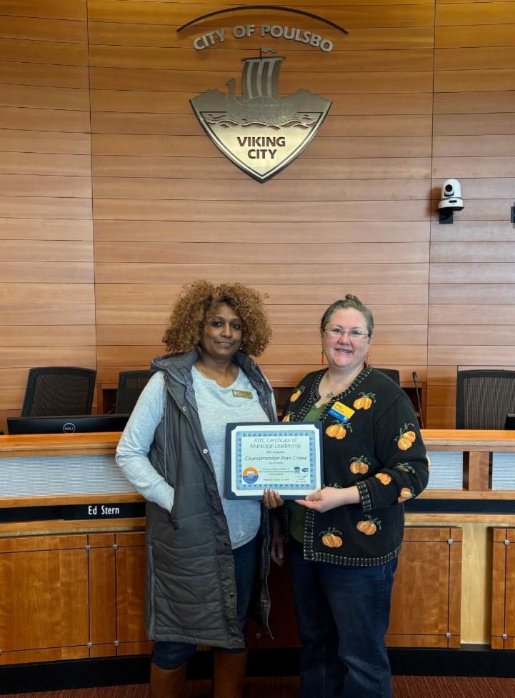 Councilmember Crowe receiving her certificate in Municipal Leadership.