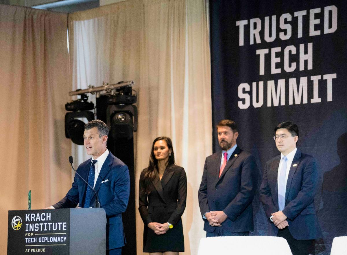 Lava speaking at Krach award ceremony