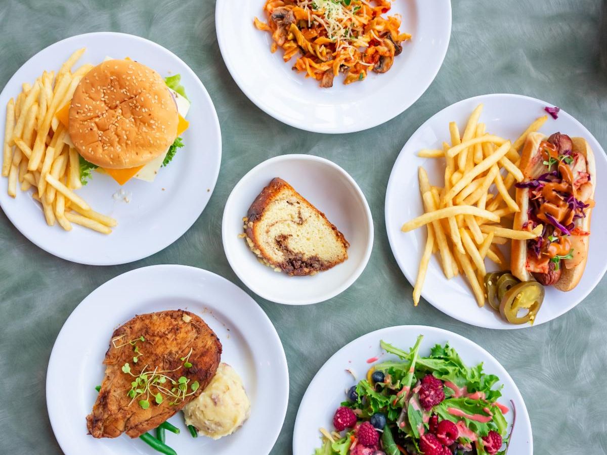 6 dishes of food and a dessert