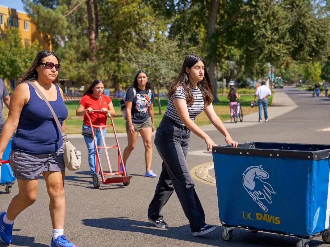 Women moving into the residence halls