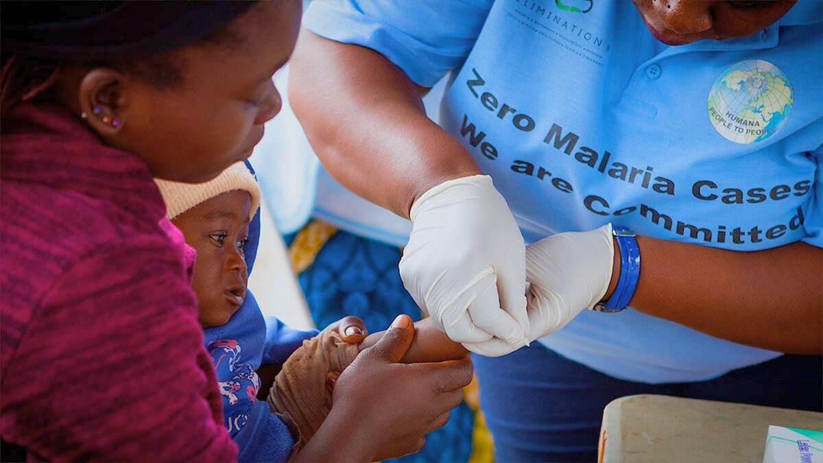 Doctor interacting with children during a medical visit