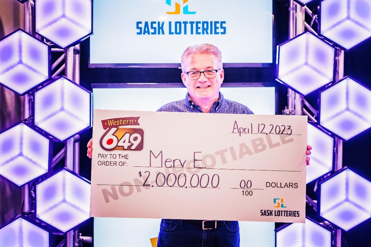 Photo of lottery winner Merv Easton with his novelty cheque