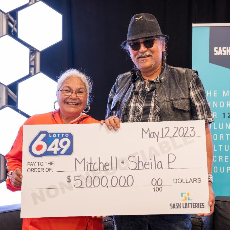 Photo of Mitchell and Sheila with their $5 million Lotto 6/49 cheque