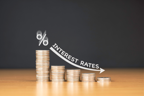 STACKED US QUARTER COINS ON WOODEN TABLE WITH WHITE ILLUSTRATION SHOWS DECREASING OF INTEREST RATES   FINANCIAL CONCEPT