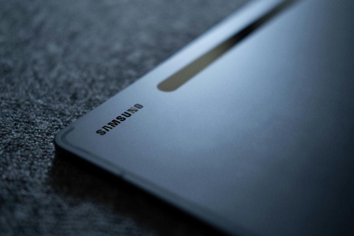 Samsung logo - unsplash.com