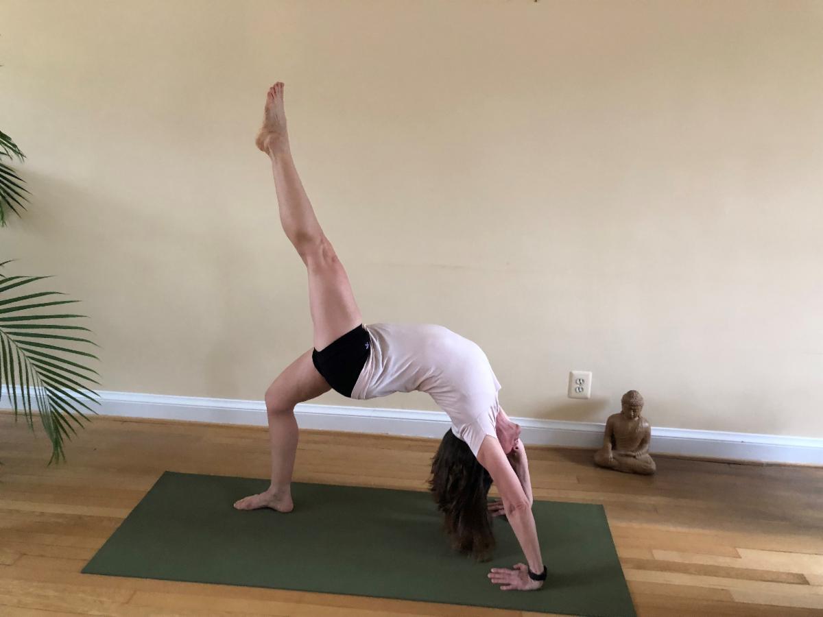 eka pada urvdha dandasana