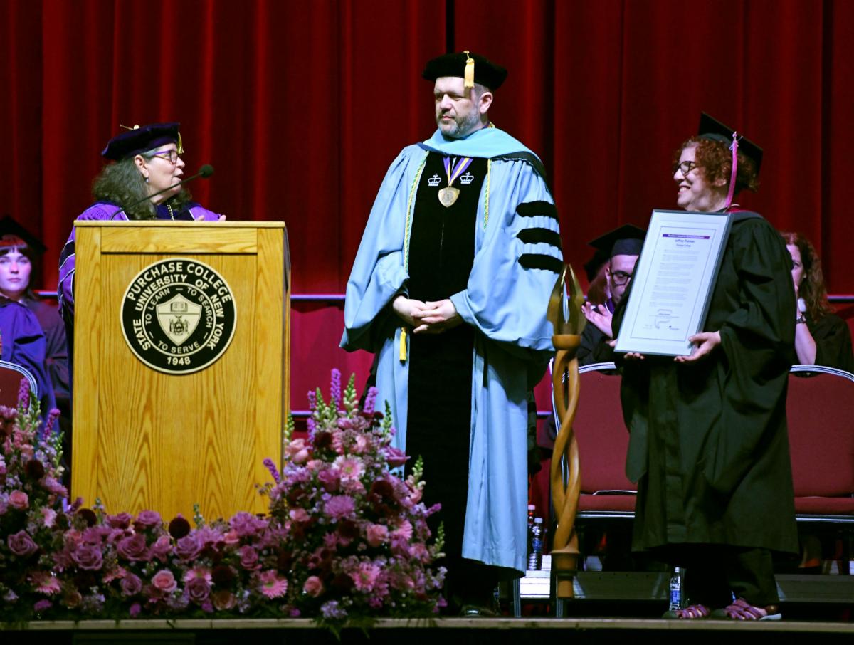 Jeffrey Putman receiving the 2025 Distinguished Alumni Award