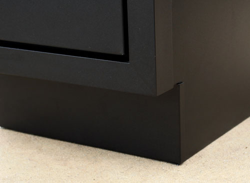 Clip-on toe kick kit for outdoor cabinets